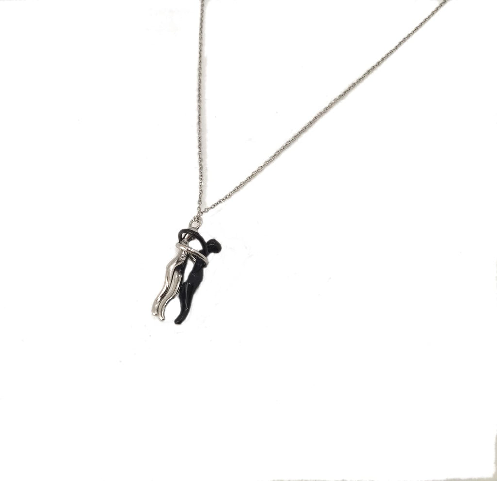 Habibi Jewels Collana da Donna in Acciaio con Ciondolo Abbraccio Innamorati Nero e Silver Lui e Lei Fidanzati Amanti Coppia Amore Amicizia Idea Regalo San Valentino Compleanno Laurea