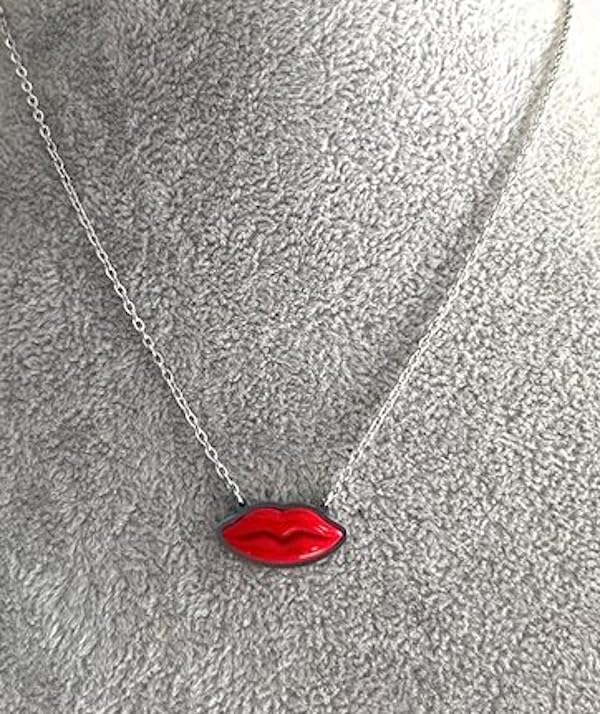 Generico Collana da Donna in Acciaio Silver con Bocca Labbra Rosse Girocollo Modello Lolita Idea Regalo Ragazza Compleanno Festa della Mamma Natale